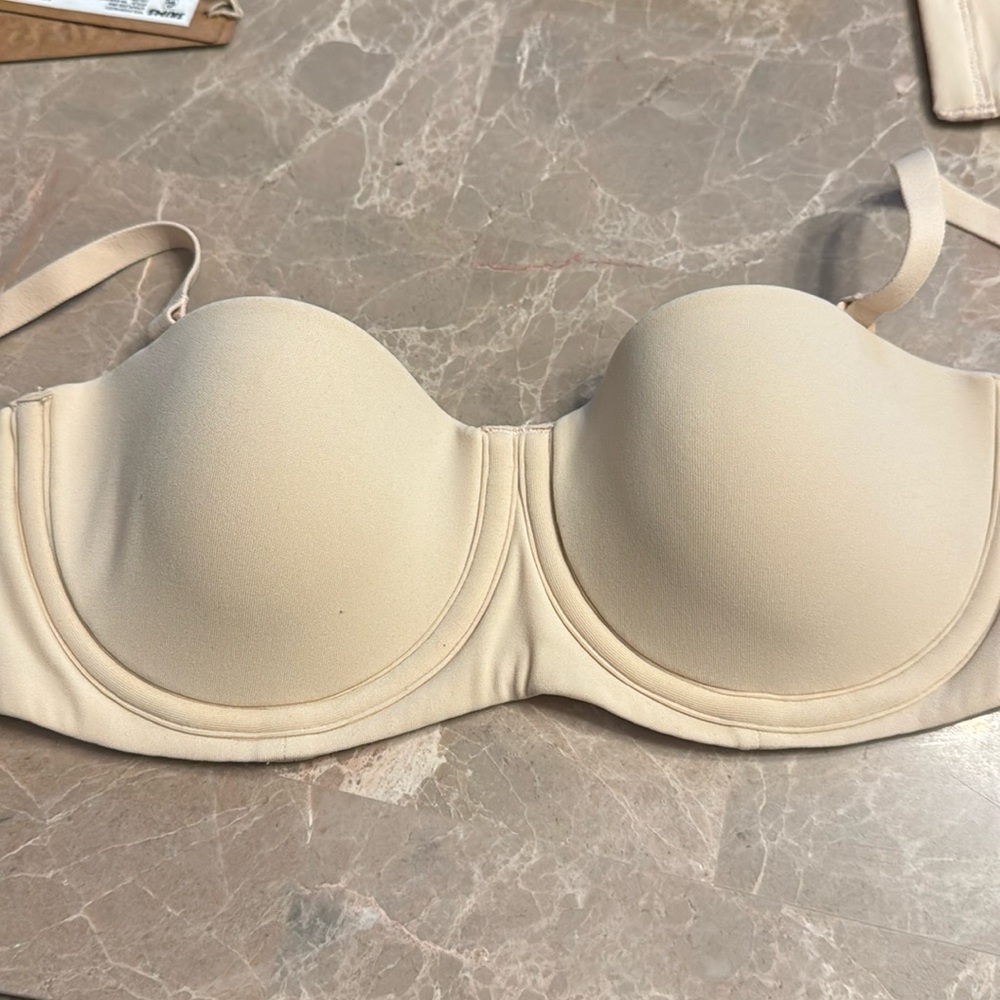 SKIMS FITS EVERYBODY STRAPLESS BRA - Picture 6 of 8